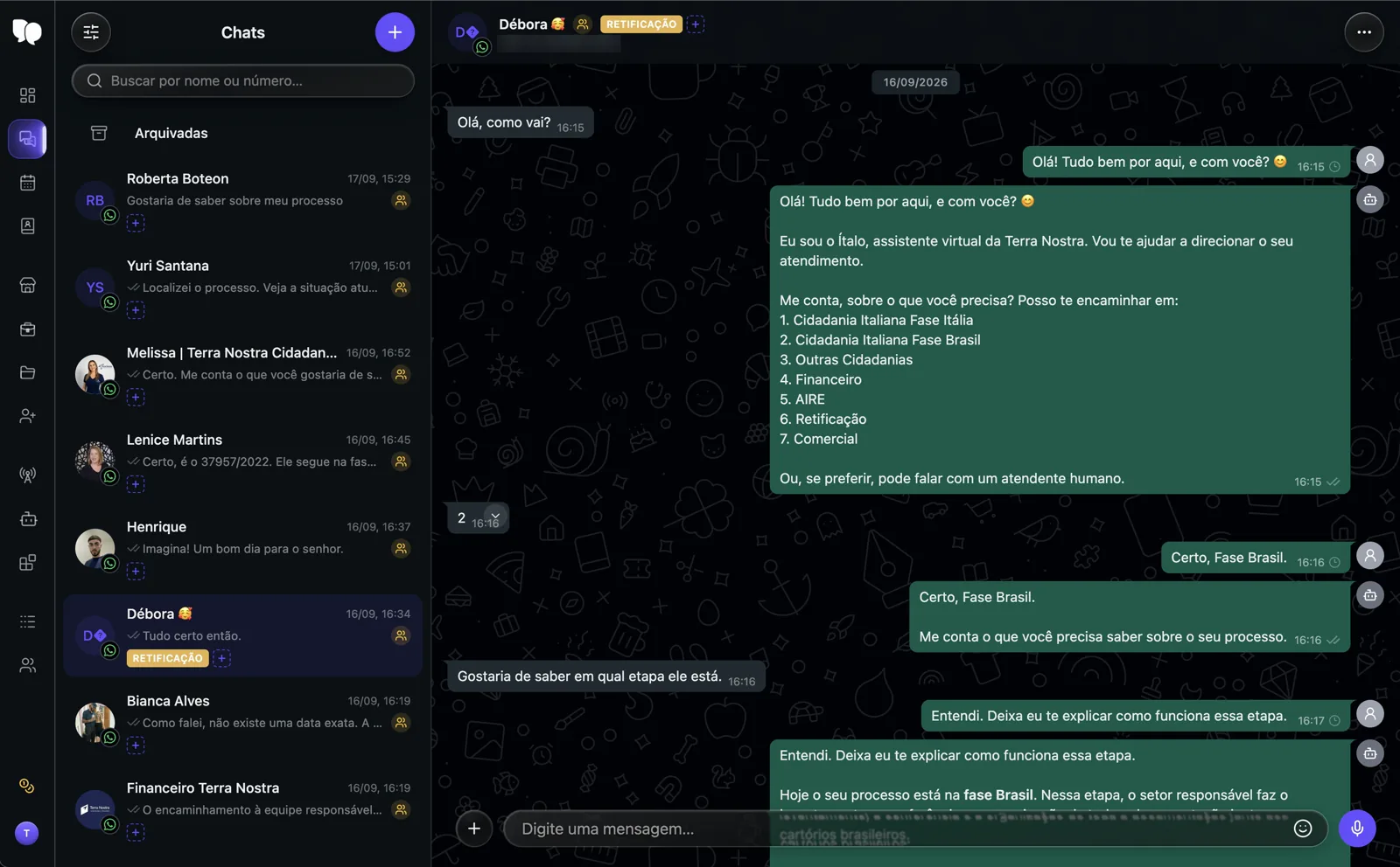 Tela de conversas do Recepia: à esquerda a lista de atendimentos de todos os números, com etiquetas; à direita uma conversa aberta em que cada mensagem mostra se foi respondida pela IA ou por uma pessoa do time.