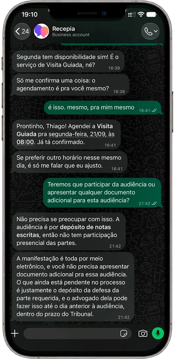 Conversa no WhatsApp em que o agente do Recepia confirma o serviço com o cliente, marca a Visita Guiada para segunda-feira às 8h e depois responde uma dúvida sobre a audiência.